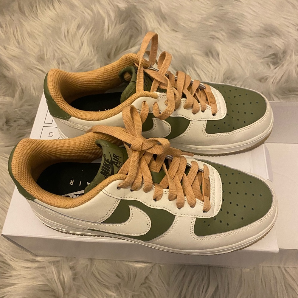 The Nike Air Force 1 Low/Nike By You Custom size 9 worn once.